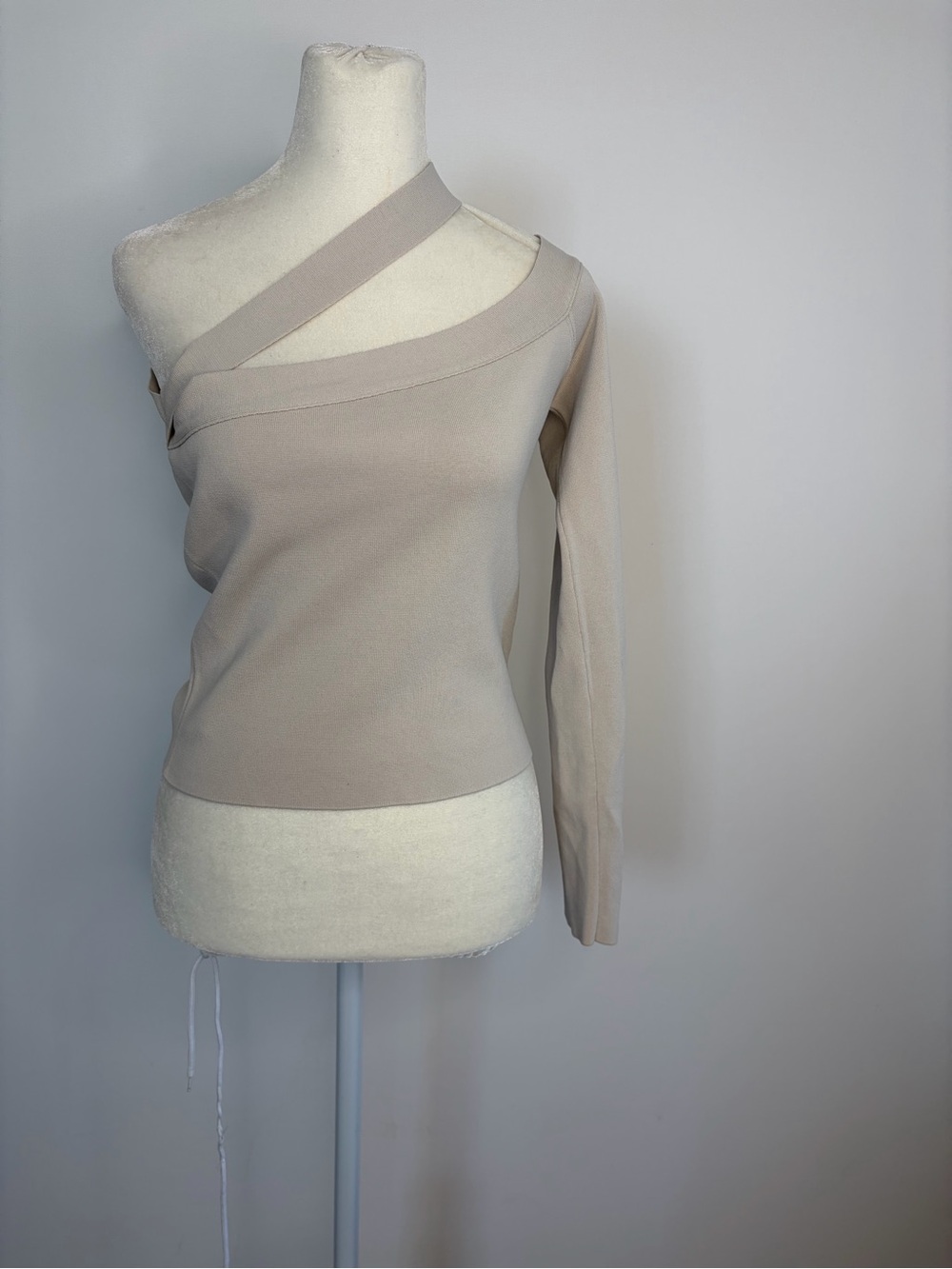 Gauge81 One-Shoulder Top in Light Beige with Lime Tag